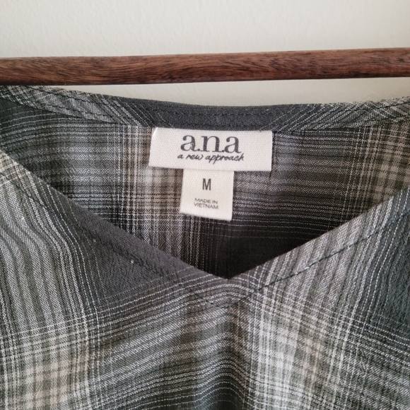 🖤Ana olive plaid blouse - Picture 2 of 7